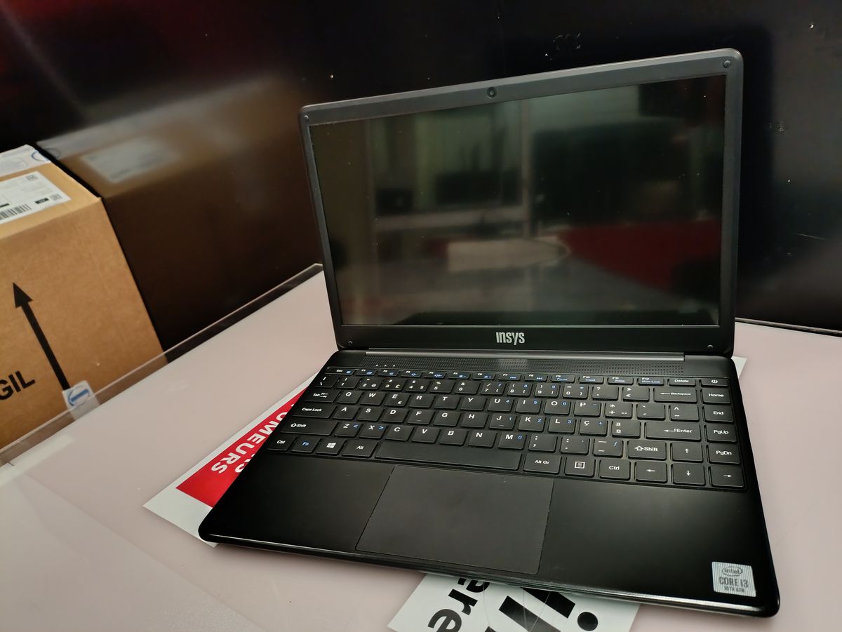 Reparação de teclado e ecrã Insys no laboratório CompArt